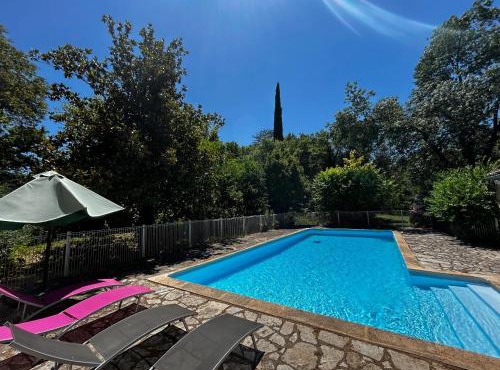 Villa historique à Berrias-et-Casteljau, 350 m² avec piscine privée