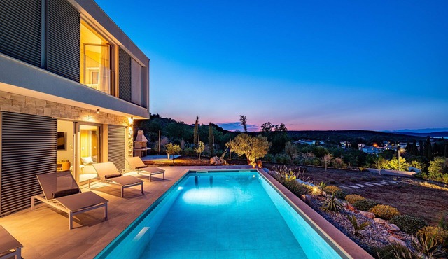 Villa Hypnotic with Pool