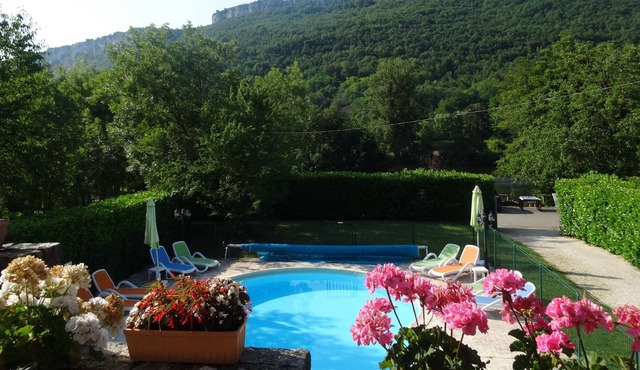 Villa in hedged gardens with views. 0.5 kms easy walk bakery, bars, restaurants