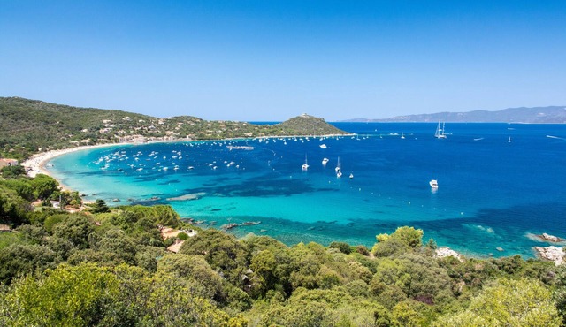 Villa ideally located in a peaceful setting between sea and mountains