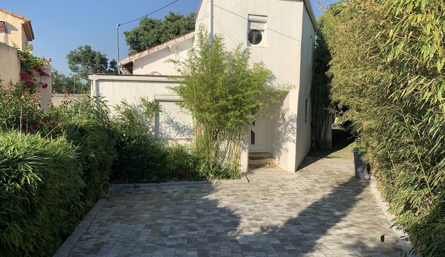 Villa ideal for 11 with 5 bedrooms, 4 bathrooms, swimming pool, private parking.