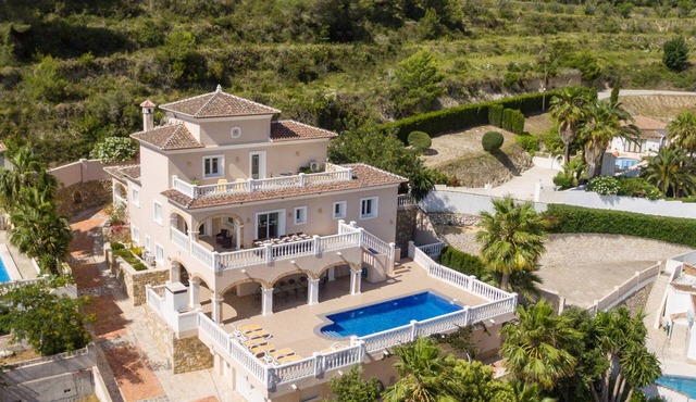 Villa ideal for families, with private pool in quiet area and with open views.
