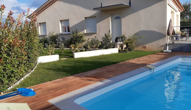 Villa ideally located with swimming pool.