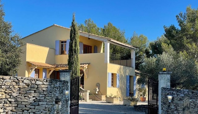 Villa in a beautiful setting with views, very quiet. Large fenced property