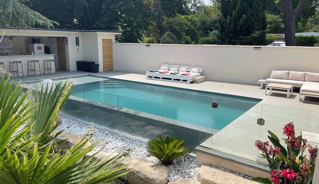 Villa in a private estate, swimming pool with beach (overflow)