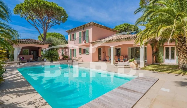 Villa in a secure estate in Grimaud