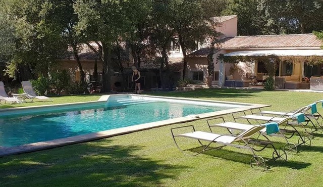 Villa in an idyllic and relaxing setting near Orange