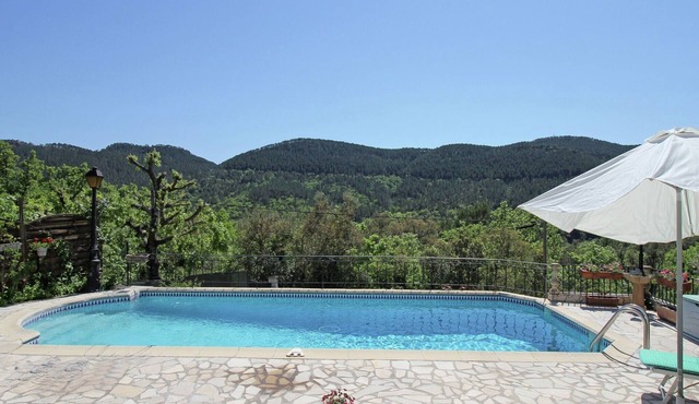 Villa in Bagnols with Pool & Near Nature Parks