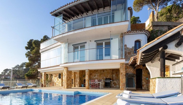 Villa in Cala Canyelles with Sea Views & Pool