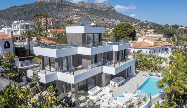 Villa in Calpe, 10 min from the beach and the city, 2 swimming pools (1 heated)