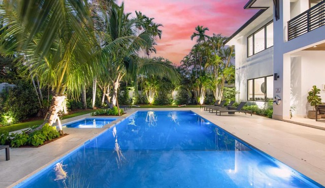 Villa in Coral Gables with Pool Jacuzzi Game Room