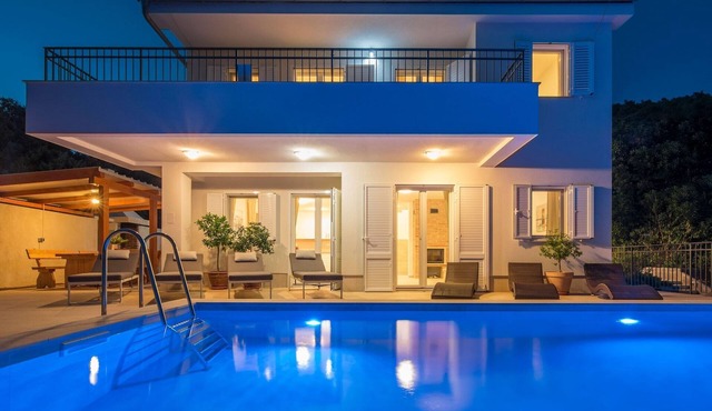 Villa in Cres with Sea Views & Pool