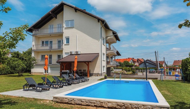 Villa in Dugo Selo with jacuzzi, pool, barbecue, and entertainment amenities