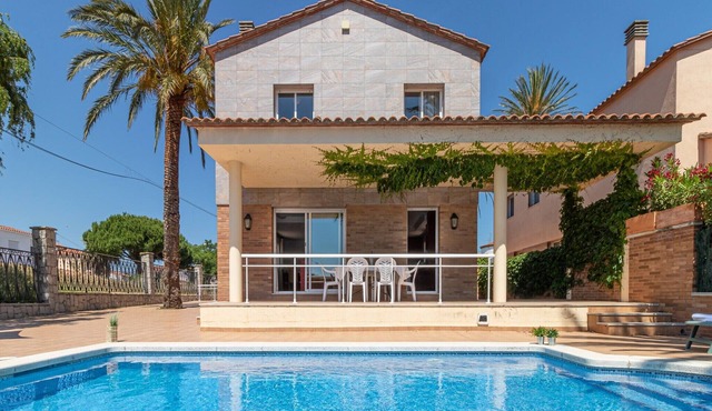 Villa in Empuriabrava with Private Pool