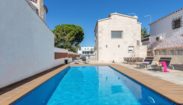 Villa in Empuriabrava with Private Pool & Mooring