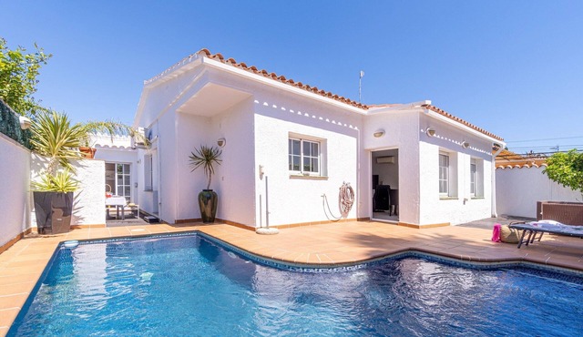 Villa in Empuriabrava with Private Pool