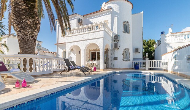 Villa in Empuriabrava with Private Pool & Mooring