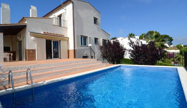 Villa in Estartit near golf course