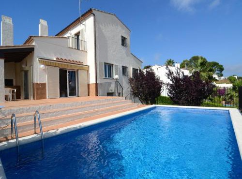 Villa in Estartit near golf course
