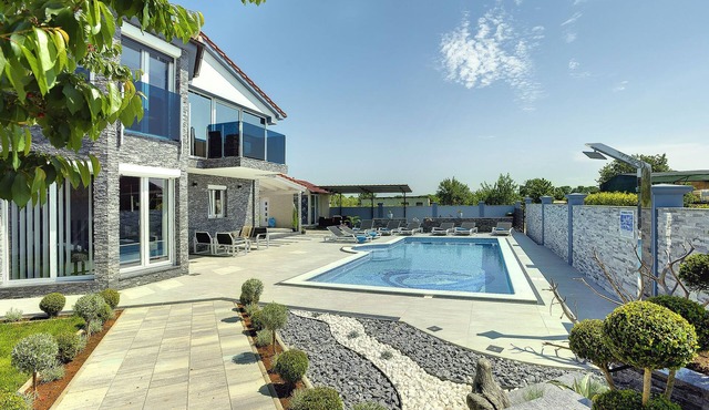 Villa in Fažana near Beach with Pool