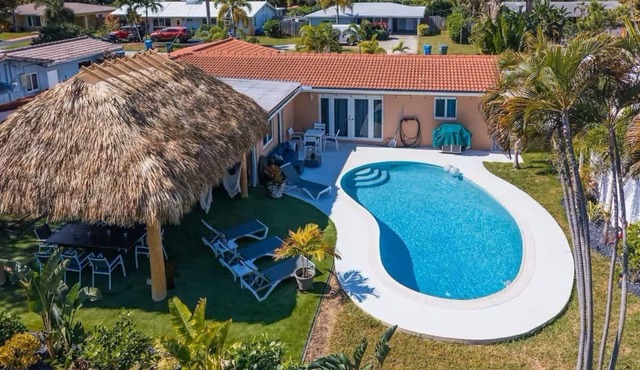 Villa in Fort Lauderdale Waterfront Heated Salt Pool Tiki Free EV charging Kayak