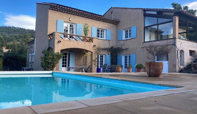 Villa in garden level 6/8 pers on swimming pool 5 mn walk from the beach, in a quiet area