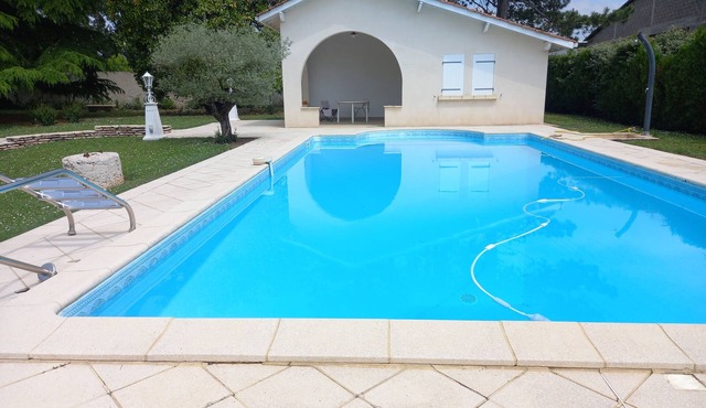 Villa in a 2600 m2 park, 100 m from the Lot with private covered swimming pool