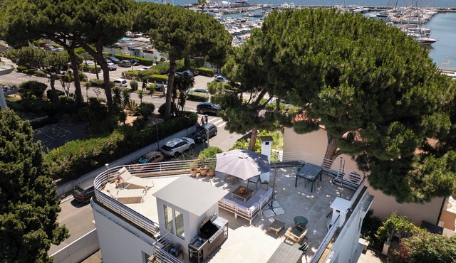 Villa in front of old port Golfe-Juan. Sea view, walk to beach, restaurants. AC!