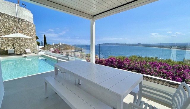 Villa in l’Estartit with Waterfront Views