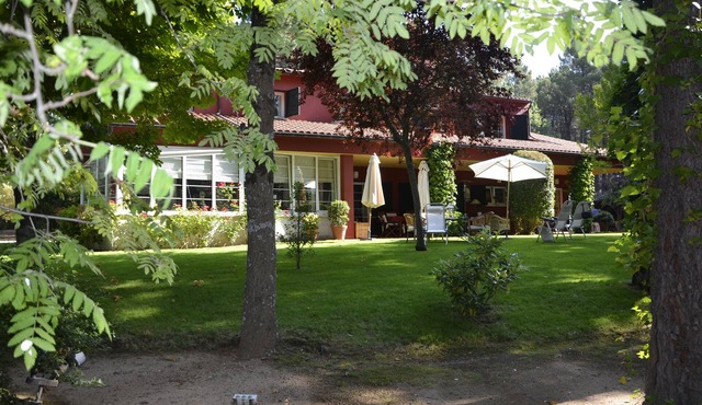 Villa in luxury community with tennis and pool in beautiful forest near Madrid