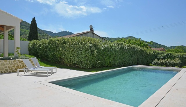 Villa in Malaucène with Heated Pool