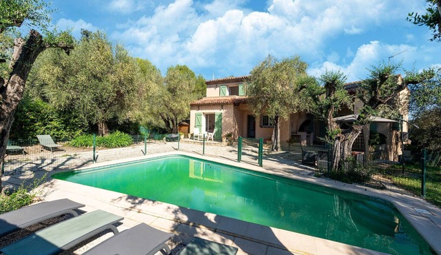Villa in Mouans-Sartoux with Pool & Beach