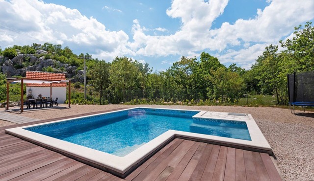 Villa in Neoric with Pool and Bubble Bath