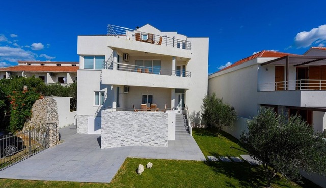 Villa in Nin with Sea View and Beaches