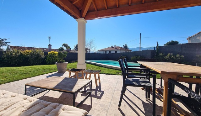 Villa in northern Ardèche with swimming pool and views of the countryside near the Peaugres Safari.