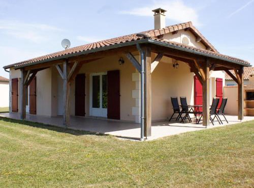 Villa in Parthenay with Private Garden