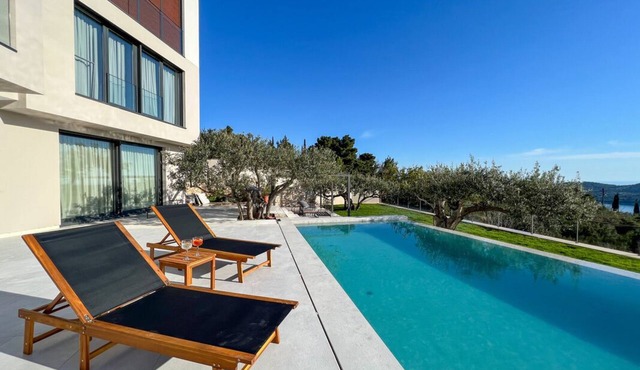 Villa in peaceful setting with a sea view great for friends and family