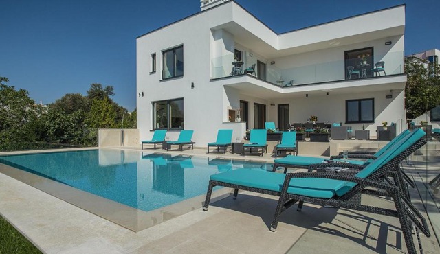Villa in Pje ana by the Beach with Pool
