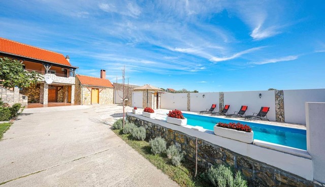 Villa in Poličnik with Pool near Zadar