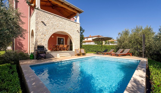 Villa in Porec, 9 persons, 5 bedrooms,3 bathrooms, pool with hydromassage corner