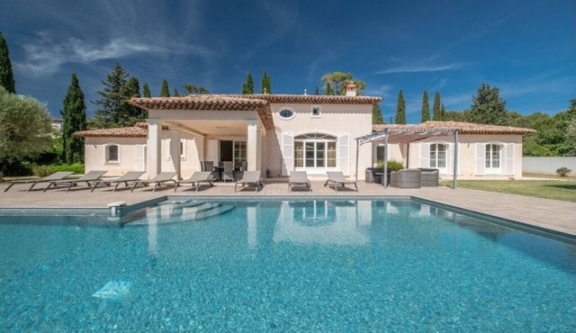 Villa in private, secure grounds