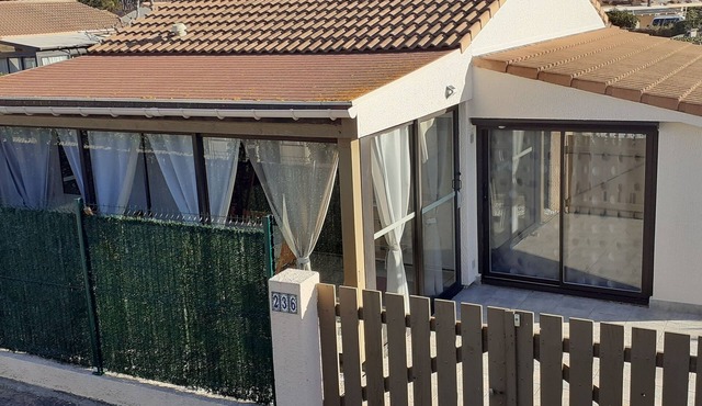 Villa in private residence with swimming pool, tennis court 600 metres from the sea