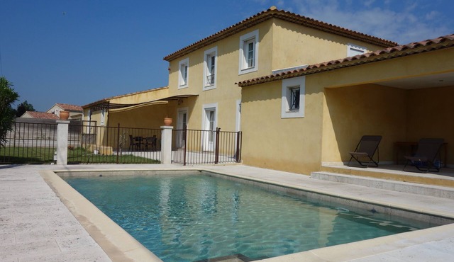 Villa in Provence-Alpilles-Luberon with care for 2 cats