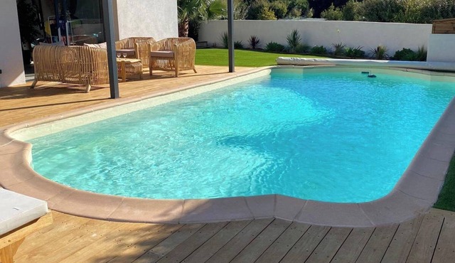 VILLA IN PROVENCE WITH LARGE SWIMMING POOL