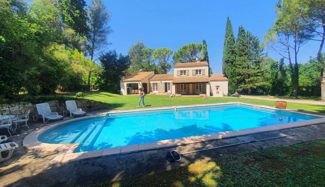 Villa in Provence, large swimming pool, 4000m² garden, quiet location, 25min from the sea.
