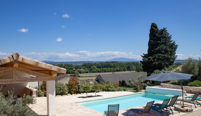 Villa in Provence with pool, garden and Ventoux view – Colonzelle
