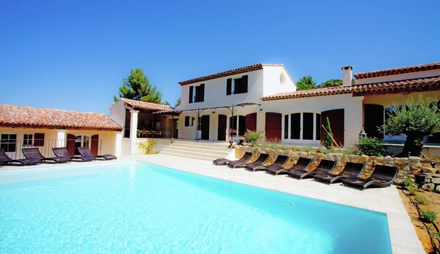 Villa in Provence with Infinity Pool