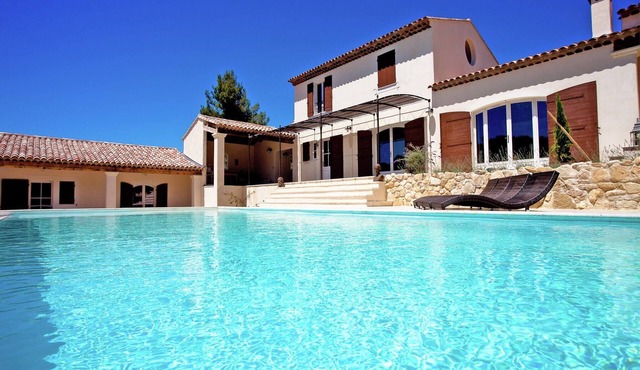 Villa in Provence with Infinity Pool