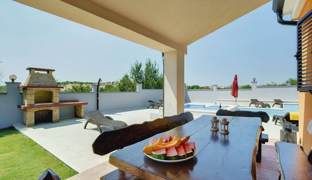 Villa in Pula with sea beach