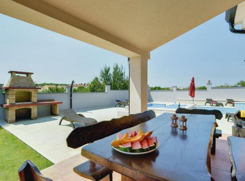 Villa in Pula with sea beach